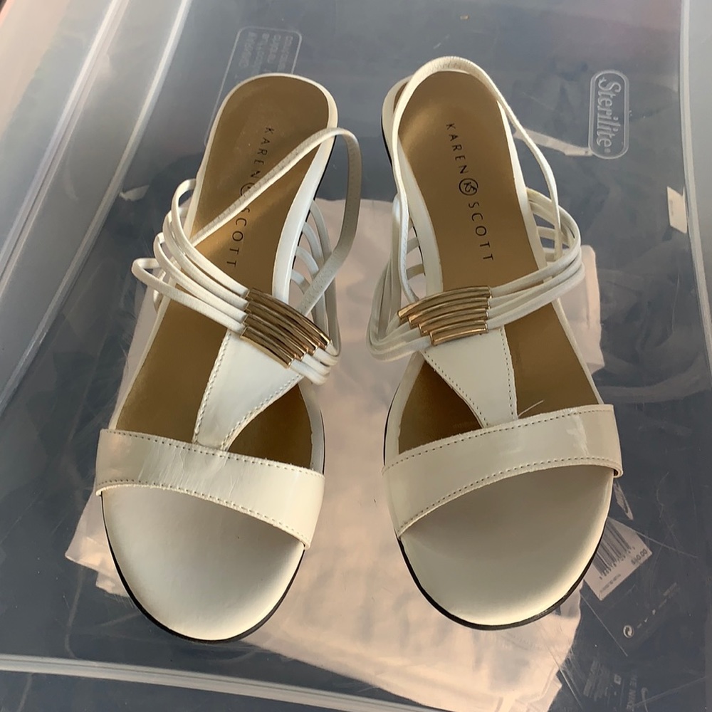 KAREN SCOTT OPEN TOE OPEN BACK GOLD DESIGN NWOT